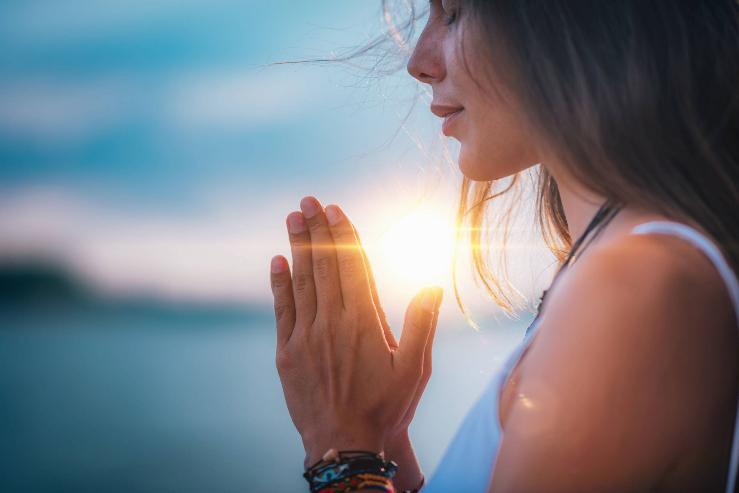meditation-mindfulness-vie-intérieure-femme-main-prier